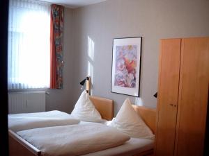 SchauenburgにあるFritz'es Goldener Sternのベッドルーム1室(ベッド2台、窓付)