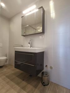 Ένα μπάνιο στο Apartments Tonkita with jacuzzi