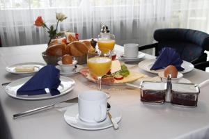 a table with a breakfast of eggs and bread at Bremer Schlüssel in Braunlage