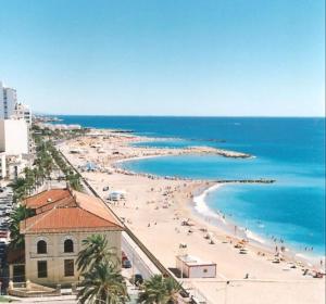 Blick auf einen Strand mit Menschen und dem Meer in der Unterkunft La Caixeta in Vinarós