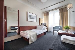 Posteľ alebo postele v izbe v ubytovaní Retro Hotel Kladno