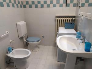 bagno con servizi igienici e lavandino di Casa L'Osservanza a Cesena