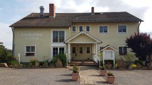 a large yellow house with akritkritkritkrit at Ferienwohnung Friedrich in Michelstadt