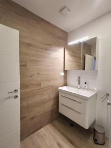 Ένα μπάνιο στο Apartments Tonkita with jacuzzi +64 φωτογραφίες