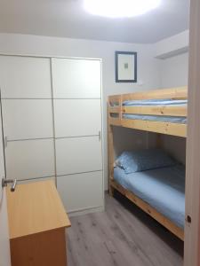 a room with two bunk beds and a desk at Apartamento moderno Vielha centro in Vielha