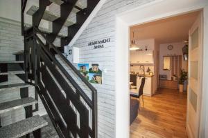 klatka schodowa w domu z ceglaną ścianą w obiekcie Apartamenty Bieszczady w mieście Lesko
