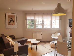 a living room with a couch and a table at Apartamento moderno Vielha centro in Vielha