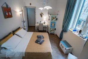 Un dormitorio con una cama con dos bolsas. en B&B "AL BASTIONE NORMANNO en Palermo