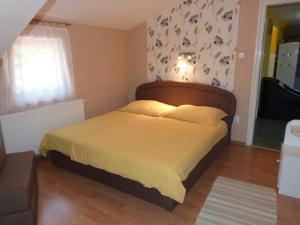 Posteľ alebo postele v izbe v ubytovaní Andi Apartman