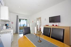 Televízia a/alebo spoločenská miestnosť v ubytovaní Apartment A&J