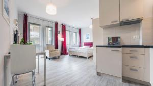 cocina y sala de estar con cocina y sala de estar en Sopot Residence - Sea Deluxe apartment B, en Sopot