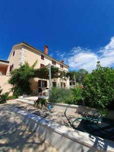 a house with a hose in front of it at Apartments Borghetto in Vinkuran