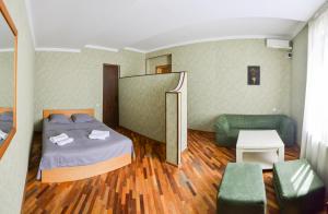 una stanza con un letto, un divano e un tavolo di Shin a Akhaltsikhe