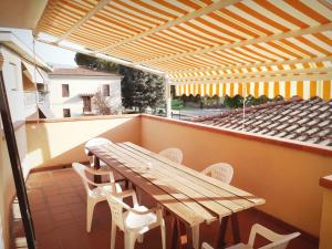 un tavolo e sedie in legno sul tetto di Home Sweet Home Affittacamere - Lucca a Lucca
