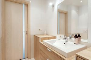 Ένα μπάνιο στο Zalgirio apartment +22 φωτογραφίες