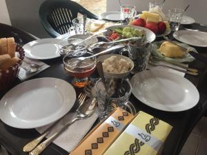 uma mesa com pratos e tigelas de comida em Summer Story em Kobuleti
