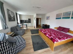 リプノ・ナト・ヴルタヴォウにあるSport Apartmentのベッドルーム1室(ベッド1台付)、リビングルームが備わります。