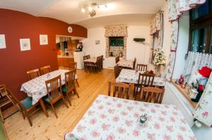 uma sala de jantar com mesas e cadeiras e uma cozinha em Chalupa 246 em Vrchlabí