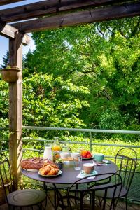 - une table avec de la nourriture sur la terrasse dans l'établissement Logis Auberge du Fel, à Le Fel