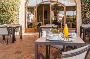 Un restaurante o sitio para comer en Hotel Rural Sant Joan de Binissaida