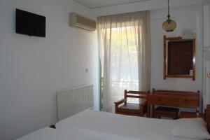 TV a/nebo společenská místnost v ubytování Karis Hotel