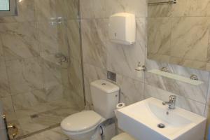 Koupelna v ubytování Karis Hotel