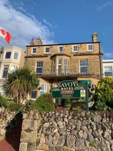 un gran edificio de ladrillo con un cartel delante en Savoy en Fleetwood