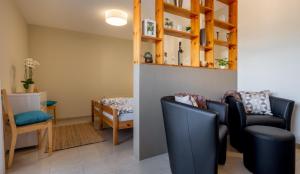 ein Wohnzimmer mit 2 Stühlen und einem Tisch in der Unterkunft Arve-Visperterminen in Visperterminen