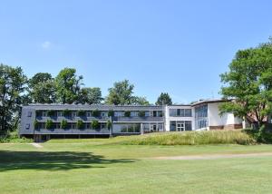ein Gebäude mit nebenstehenden Pflanzen in der Unterkunft Hotel Golf Ostrava Silherovice in Šilheřovice