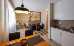 una cucina e un soggiorno con un tavolo e una sala da pranzo di Arve-Visperterminen a Visperterminen