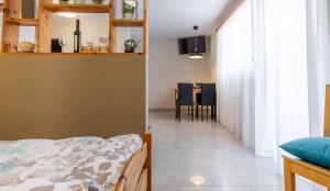 1 dormitorio con 1 cama y comedor en Arve-Visperterminen, en Visperterminen