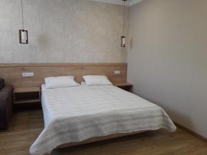 Rúm í herbergi á Akaki's Guesthouse