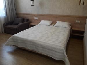 Rúm í herbergi á Akaki's Guesthouse