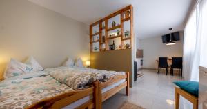 una camera da letto con un letto e una sala da pranzo di Arve-Visperterminen a Visperterminen