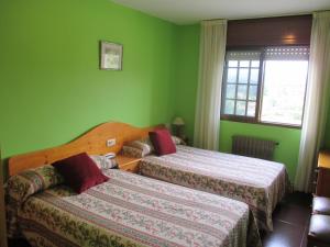 Hotel Chola في Dorna: غرفة خضراء بسريرين ونافذة