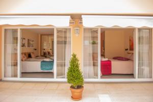 ein Zimmer mit zwei Betten und einer Topfpflanze in der Unterkunft Casa Golfinho in Viana do Castelo + 46 Fotos