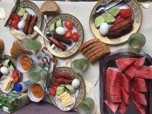 NinotsmindaにあるHotel Triumphの食品・果物の盛り合わせ