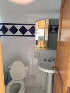 La petite salle de bains est pourvue de toilettes et d'un lavabo. dans l'établissement EDIFICO EL PEÑON DEL RODADERO APTO. 405A, à Santa Marta