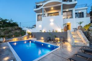 uma villa com piscina em frente a uma casa em Villa Katia Kefalonia em Argostoli