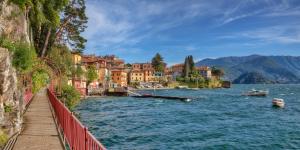 un puente sobre un cuerpo de agua al lado de una ciudad en Albergo Del Sole en Varenna