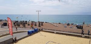 a beach with a lot of people and the ocean at Andorra Guest Accommodation in Brighton & Hove