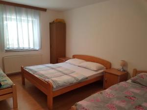 ein kleines Schlafzimmer mit 2 Betten und einem Fenster in der Unterkunft Kuca za odmor Sarcevic in Prozor
