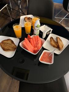 uma mesa com pratos de comida e bebidas em Hotel Carlos III em Águilas
