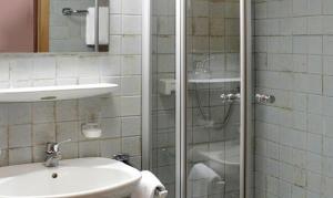 Koupelna v ubytování Hotel Lamm + 20 fotografií