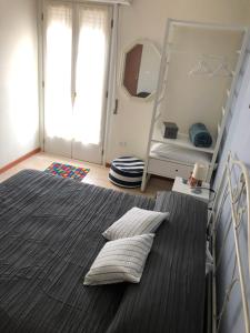 Postel nebo postele na pokoji v ubytování IRIDES ROOMS a un passo dai Parchi Divertimento