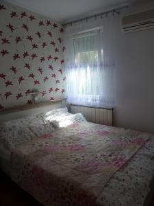 Posteľ alebo postele v izbe v ubytovaní ROSE Apartman