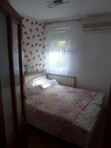 Posteľ alebo postele v izbe v ubytovaní ROSE Apartman