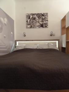Posteľ alebo postele v izbe v ubytovaní ROSE Apartman