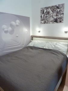 Posteľ alebo postele v izbe v ubytovaní ROSE Apartman
