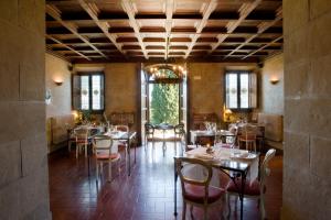 - un restaurant avec des tables et des chaises dans une salle dans l'établissement Villa Campestri Olive Oil Resort, à Vicchio